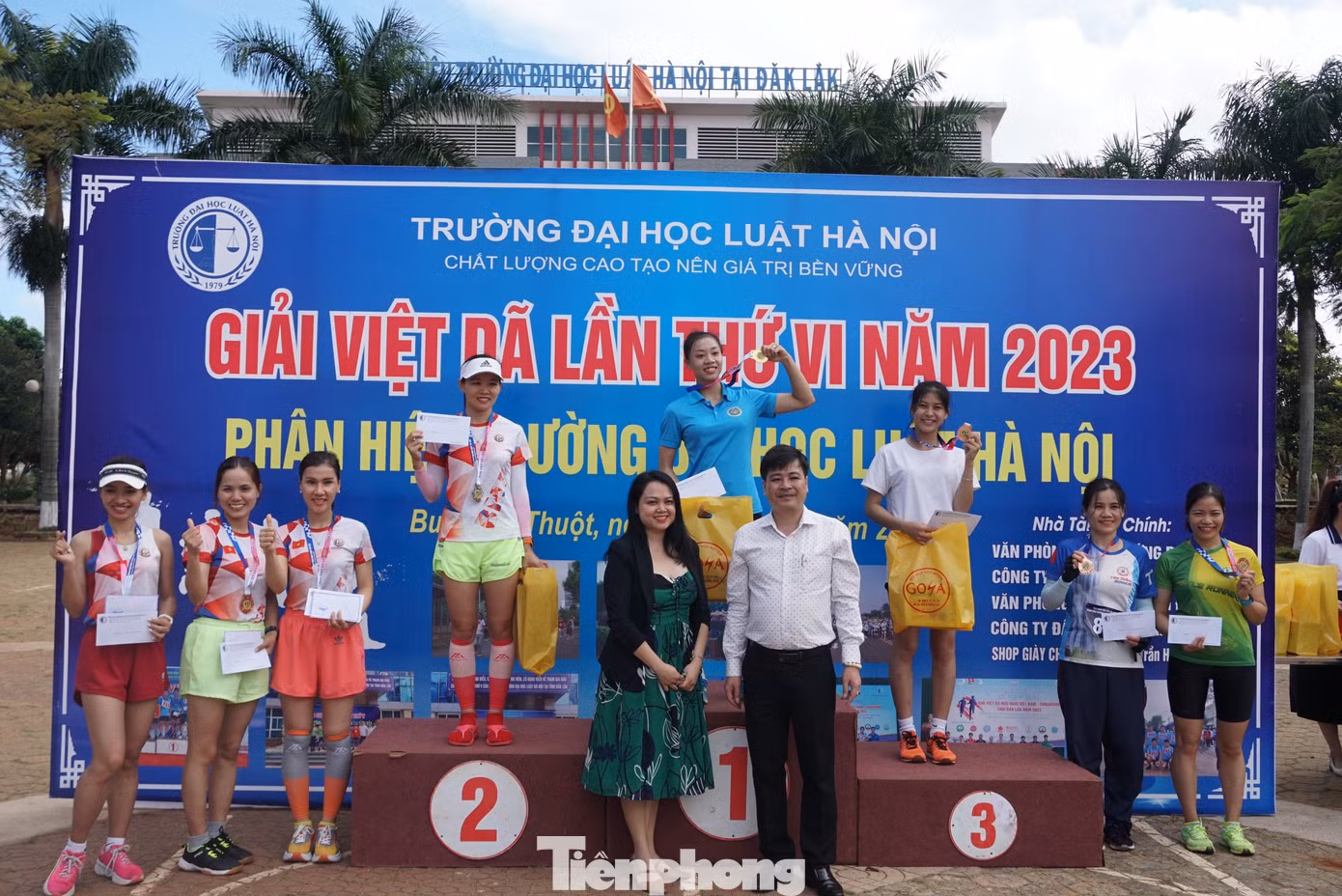 Ban tổ chức trao giải cho các vận động viên nữ phong trào đạt thành tích cao