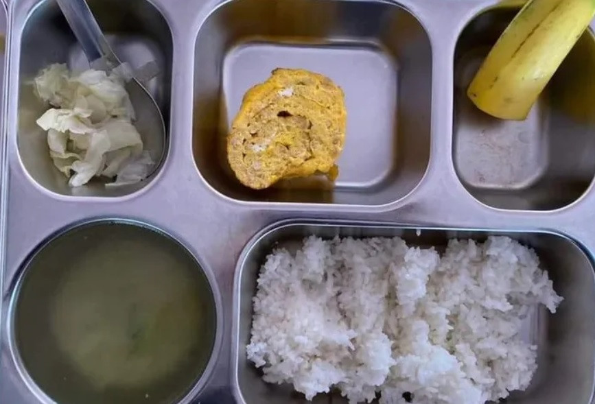 Ảnh chụp suất ăn trưa dành cho học sinh Trường tiểu học Quốc tế bị phụ huynh phản ánh Ảnh chụp suất ăn trưa dành cho học sinh Trường tiểu học Quốc tế bị phụ huynh phản ánh