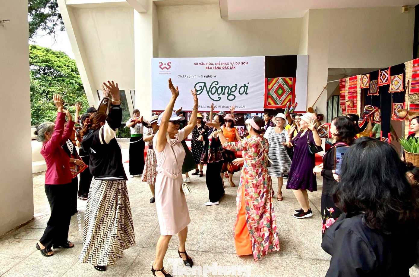 Đông du khách đến Bảo tàng Đắk Lắk trải nghiệm điệu múa của người Thái tại chương trình trải nghiệm "Noọng ơi" ở Bảo tàng Đắk Lắk.