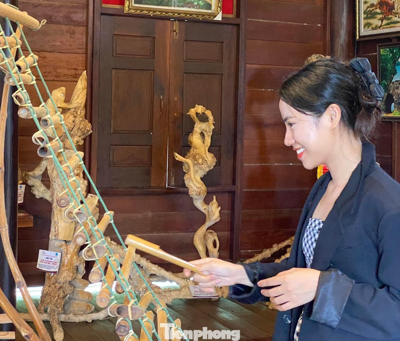 Chị Minh hào hứng, thích thú trải nghiệm âm nhạc của người Ê Đê.