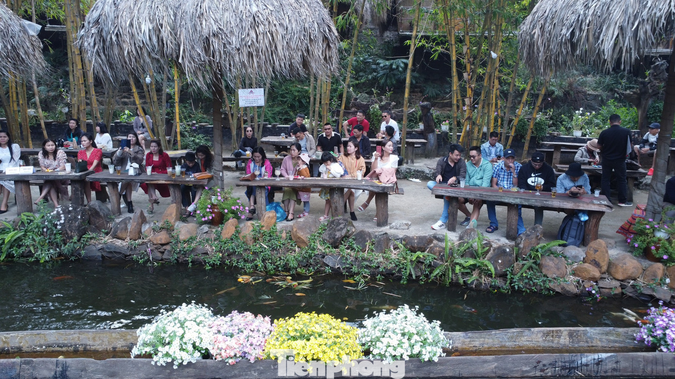 Tại khu du lịch sinh thái đầu nguồn thuộc Buôn Ako Dhông có nhiều du khách lựa chọn điểm đến thưởng thức cà phê và nghe ca nhạc ngoài trời.