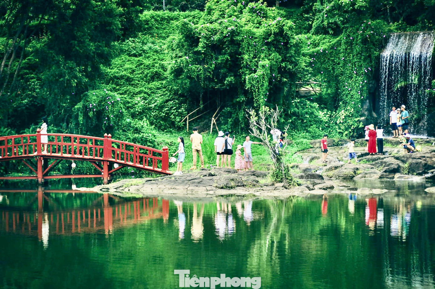 Du khách hào hứng chụp ảnh tại khu du lịch KoTam.