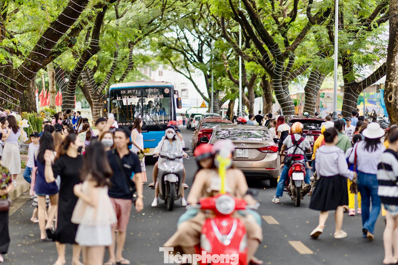 Trái ngược không khí ảm đạm do thời tiết mưa lớn kéo dài những ngày trước đó, sáng 3/9, người dân và du khách đổ xô đến những điểm tham quan, vui chơi ở TP Buôn Ma Thuột (Đắk Lắk).