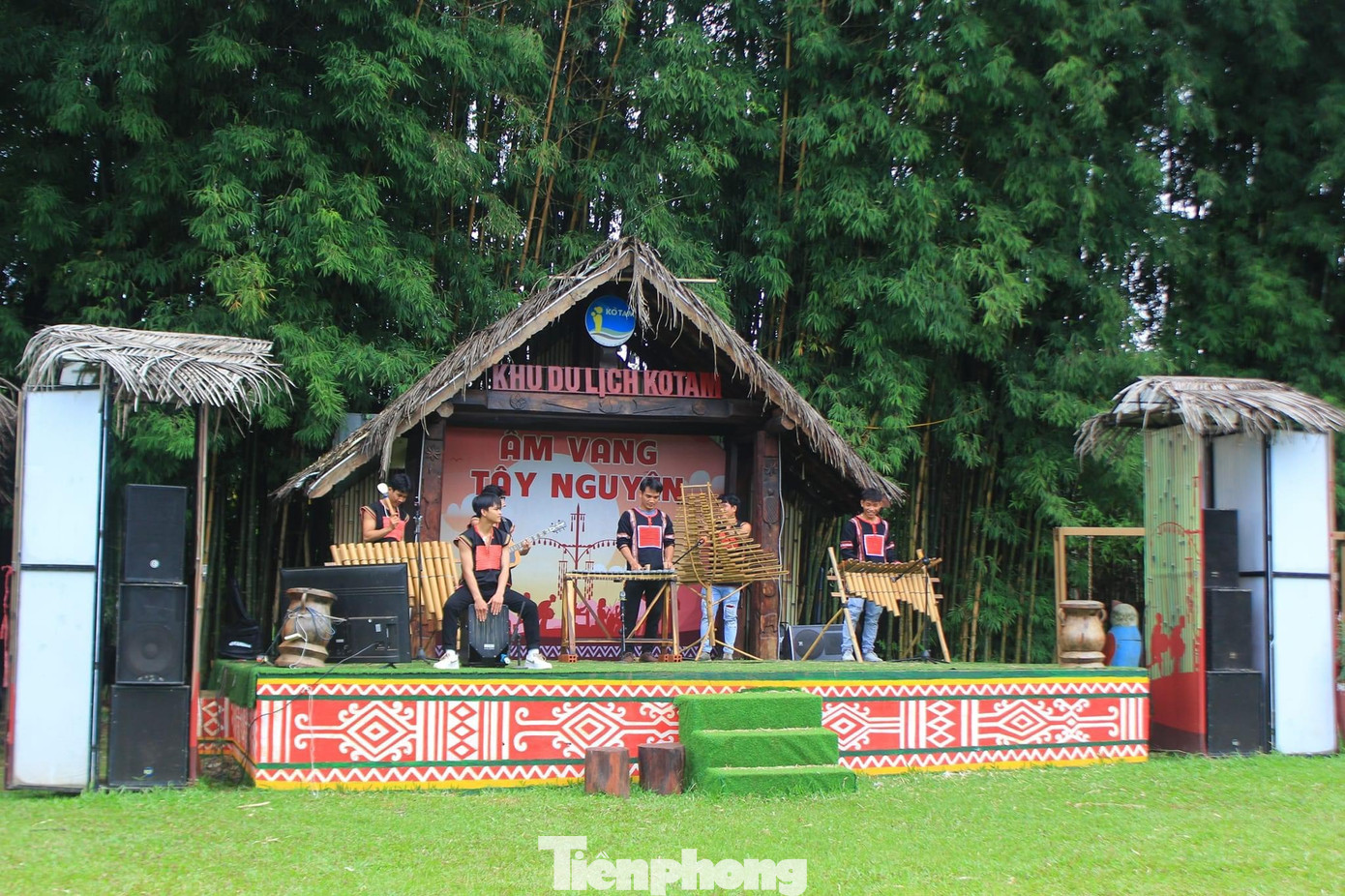 Khu du lịch KoTam tổ chức chương trình ca nhạc "Âm vang Tây Nguyên" phục vụ người dân, du khách đến tham quan, vui chơi dịp nghỉ lễ.