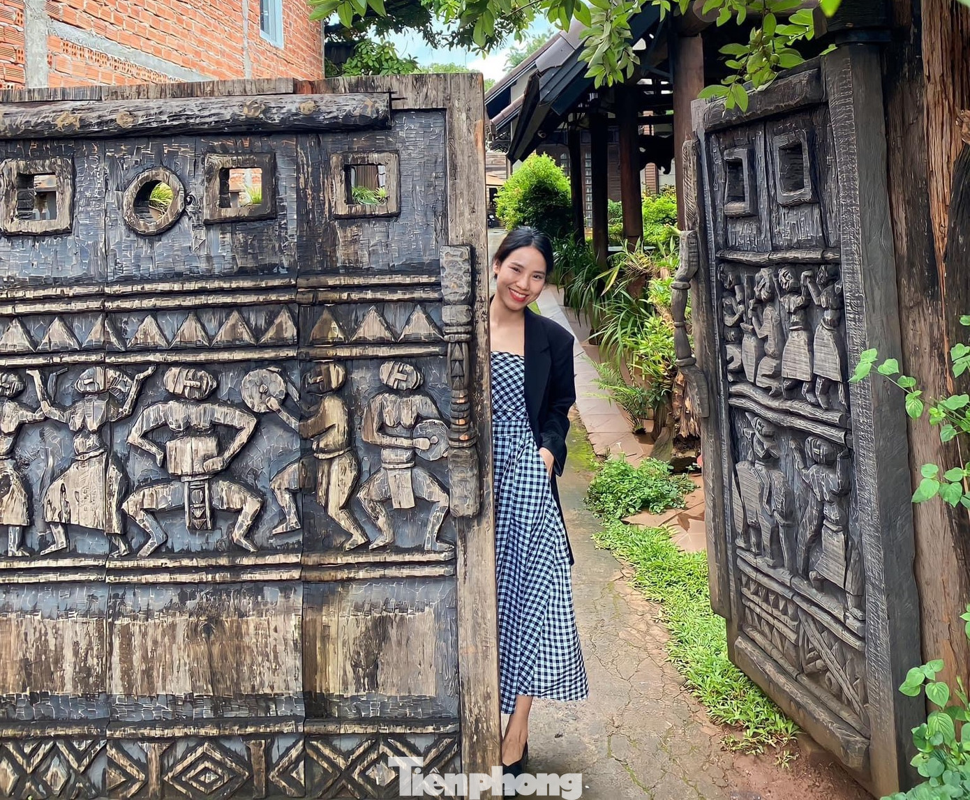 Chị Nguyễn Thu Minh (30 tuổi, Hà Nội) cho hay sau khi tham quan buôn cổ Ako Dhông, mình thấy người dân ở đây rất thân thiện, các ngôi nhà sàn cổ, cổng ra vào đều được khắc tinh xảo.