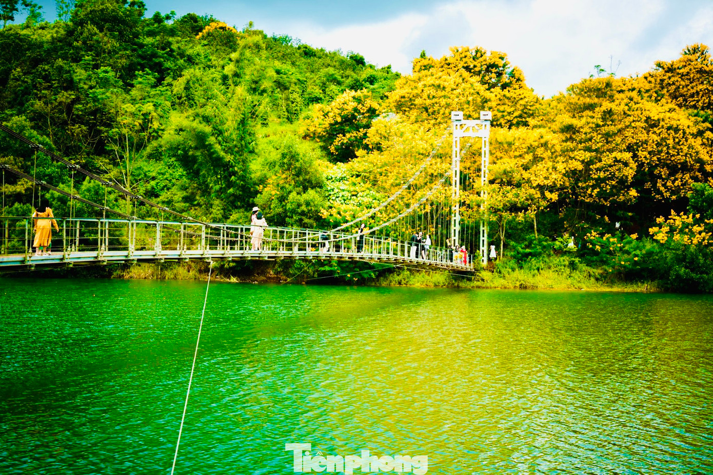 Sau khi thủy điện tích nước, lòng hồ bị ngập, khiến người dân địa phương không còn đường đi lại, năm 2014, Cty Cổ phần Thủy điện Đắk R'tíh xây dựng cầu treo Đắk R'Moan giúp hàng trăm hộ dân M'nông đi lại thuận lợi. Sau khi thủy điện tích nước, lòng hồ bị ngập, khiến người dân địa phương không còn đường đi lại, năm 2014, Cty Cổ phần Thủy điện Đắk R'tíh xây dựng cầu treo Đắk R'Moan giúp hàng trăm hộ dân M'nông đi lại thuận lợi.