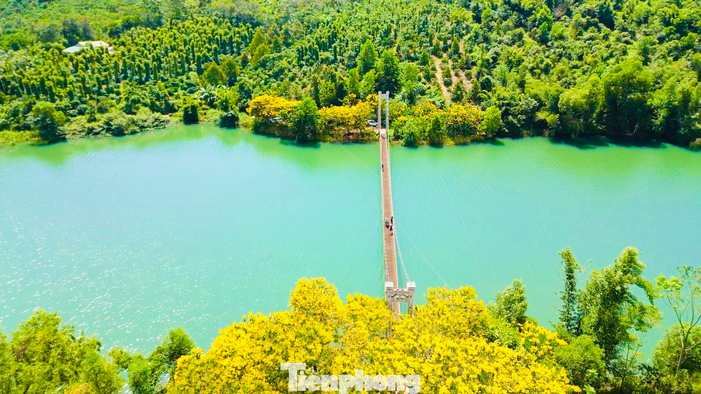 Nước ở hồ trong xanh Nước ở hồ trong xanh