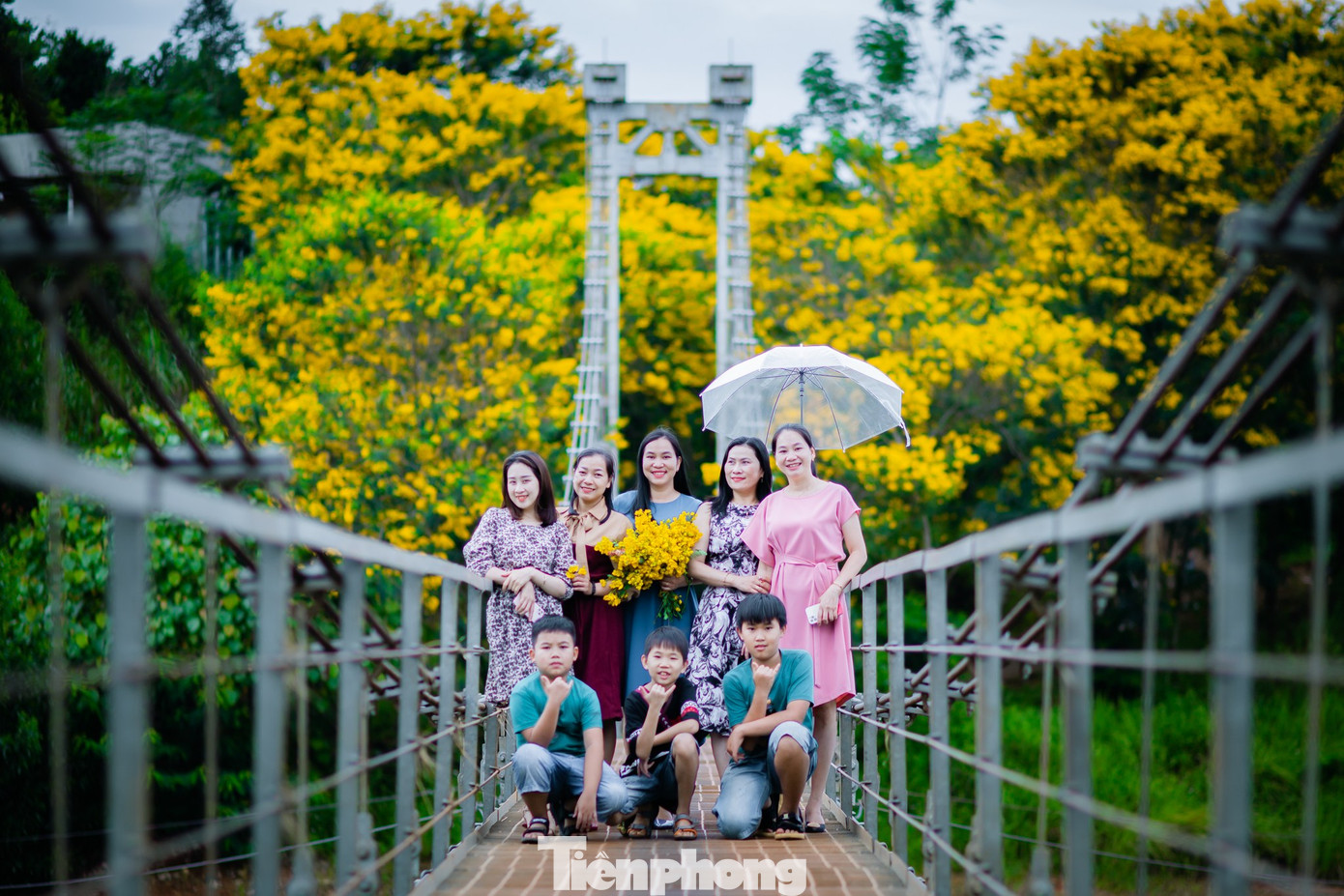 Chị Đinh Thùy Ngân (34 tuổi, Nam Định) cho biết, tôi cùng gia đình chọn du lịch ở Đắk Nông vì khí hậu ở đây khá mát mẻ. Khu vực cầu treo Đắk R'Moan có hoa phượng vàng nở, phủ sắc khiến hồ chứa nước ở đây đẹp tuyệt vời. Chụp ảnh trên cầu treo là một trải nghiệm thú vị, xen lẫn mạo hiểm. Chị Đinh Thùy Ngân (34 tuổi, Nam Định) cho biết, tôi cùng gia đình chọn du lịch ở Đắk Nông vì khí hậu ở đây khá mát mẻ. Khu vực cầu treo Đắk R'Moan có hoa phượng vàng nở, phủ sắc khiến hồ chứa nước ở đây đẹp tuyệt vời. Chụp ảnh trên cầu treo là một trải nghiệm thú vị, xen lẫn mạo hiểm.