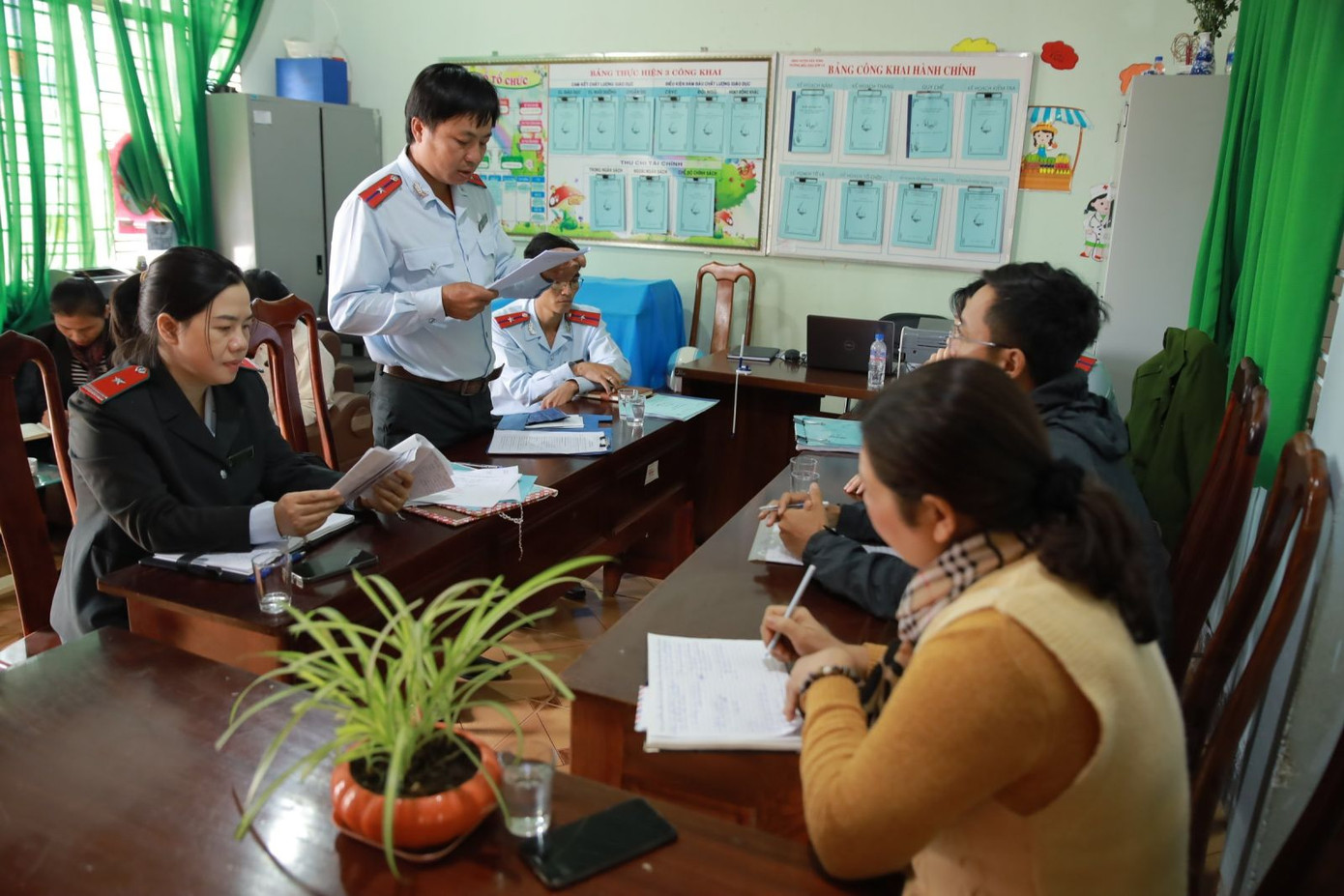 Đoàn kiểm tra liên ngành làm việc với một trường học.