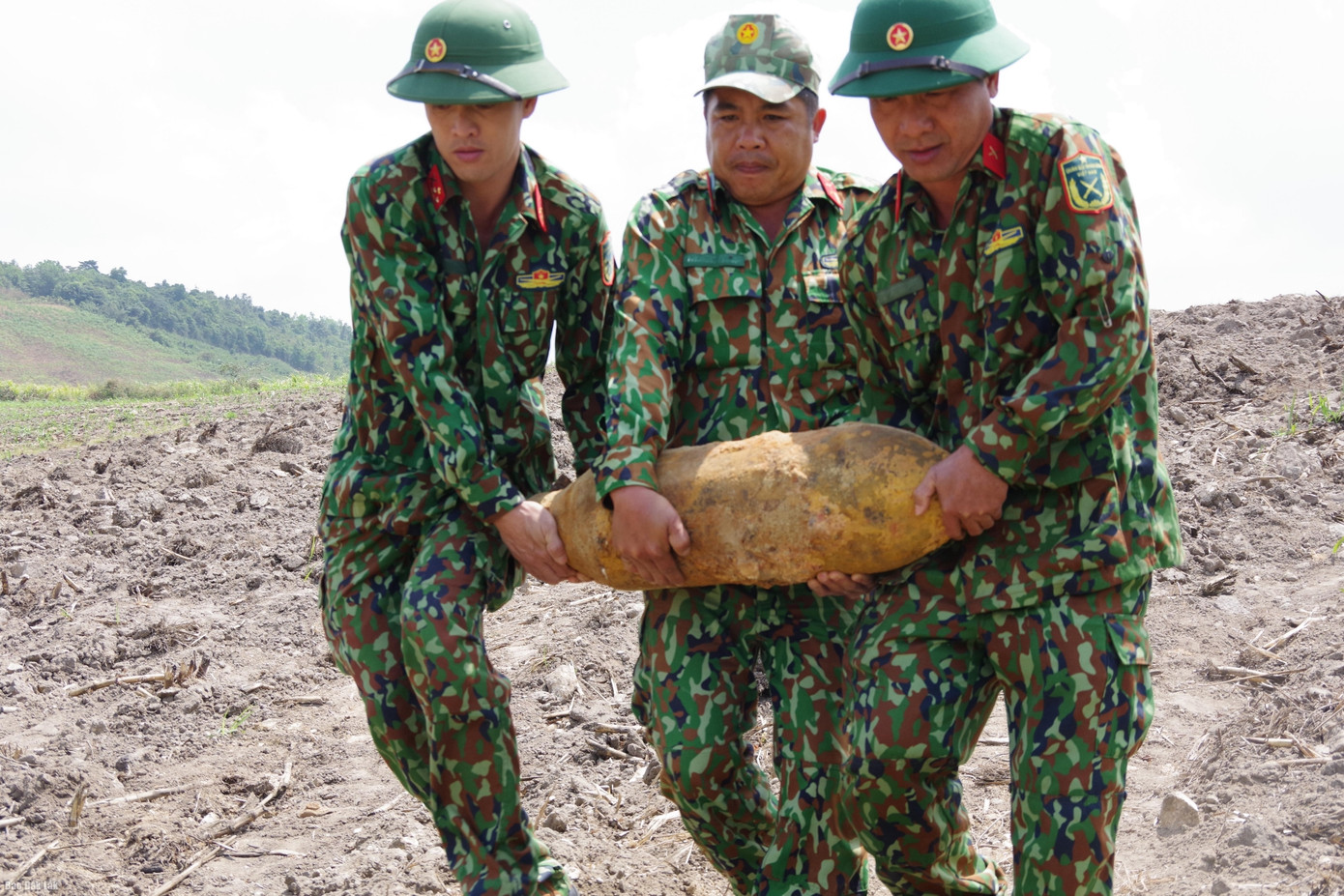 Lực lượng Công binh di dời quả bom
