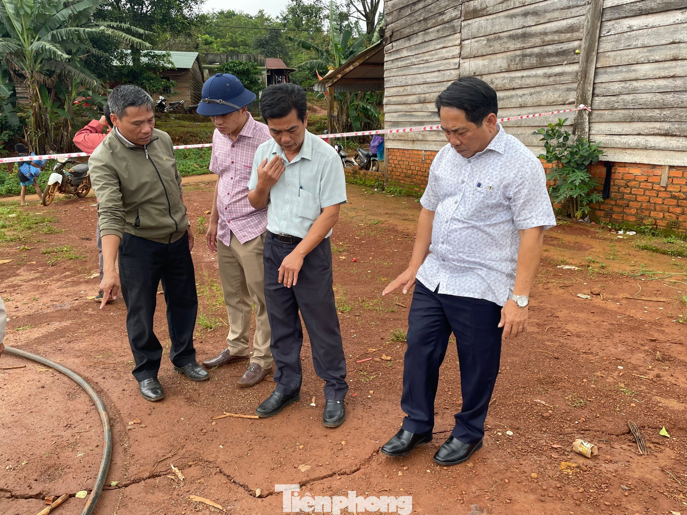 Chính quyền địa phương đã có mặt hiện trường khu vực đất nứt toác để kiểm tra sự cố ngay khi phát hiện.