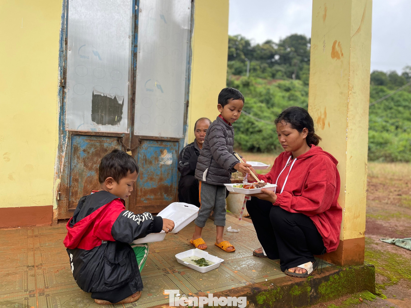 Các hộ dân sống tạm ở nhà người thân và điểm trường do chính quyền địa phương bố trí
