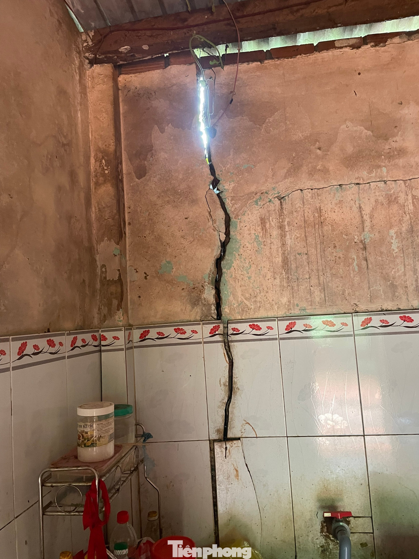 Bờ tường nhà dân có các vết nứt lớn