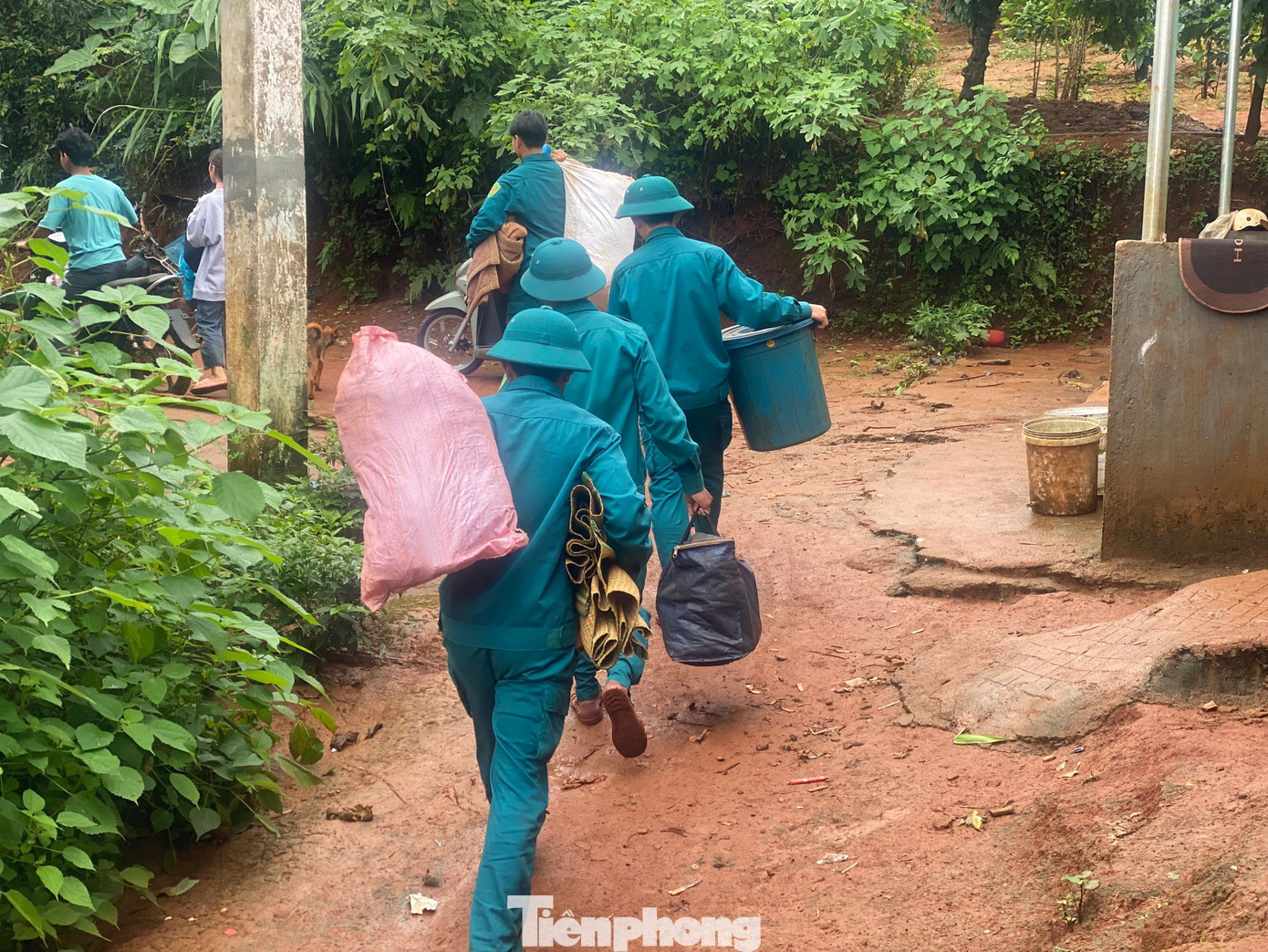 Đồng thời, các lực lượng giăng dây, cảnh báo và thuyết phục các hộ dân vùng bị ảnh hưởng đến nơi an toàn.