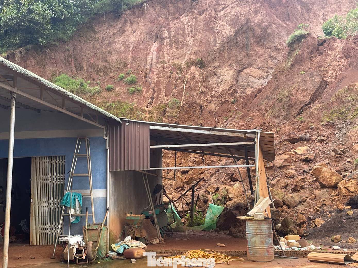 Bờ taluy quả đồi phía sau một nhà dân nứt toác, nhiều đất đá sạt lở