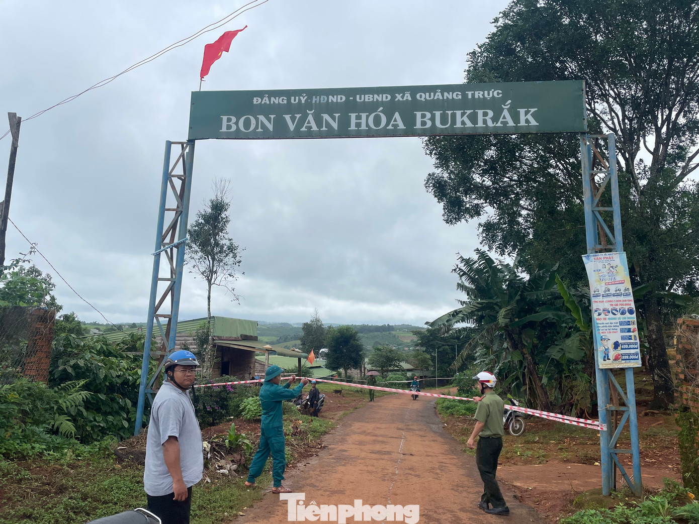 UBND huyện Tuy Đức (Đắk Nông) cho biết, vào khoảng 23h ngày 31/7, trên địa bàn bon BuKrắc (xã biên giới Quảng Trực) xảy ra tiếng nổ lớn bất thường. Đến sáng 1/8, người dân, chính quyền địa phương phát hiện nhiều vết nứt gãy trên mặt đất với tổng chiều dài khoảng 200m.