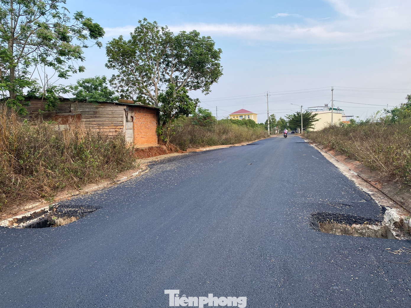 Đơn vị thi công dự án khu đô thị Đông Nam không lắp đặt nắp cống thoát nước, gây nguy hiểm cho người tham gia giao thông.