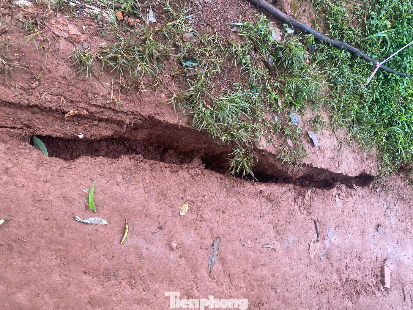 Các vết nứt xuất hiện sau tiếng nổ lớn ở xã Quảng Trực