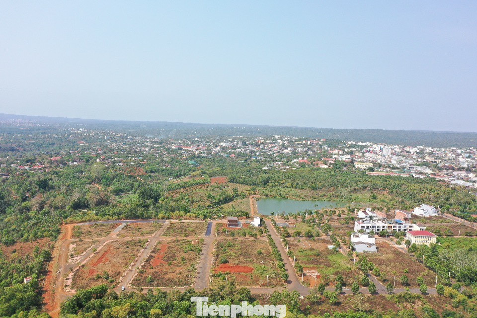 Theo Thanh tra Chính phủ, dự án Khu đô thị Đông Nam thực hiện tách 28 thửa đất biệt thự và 347 thửa đất ở liền kề không phù hợp quy định của pháp luật. Sau đó, 28 thửa đất biệt thự được gộp lại và tách thành 45 thửa cũng không đúng quyết định chấp thuận chủ trương đầu tư dự án ban đầu.