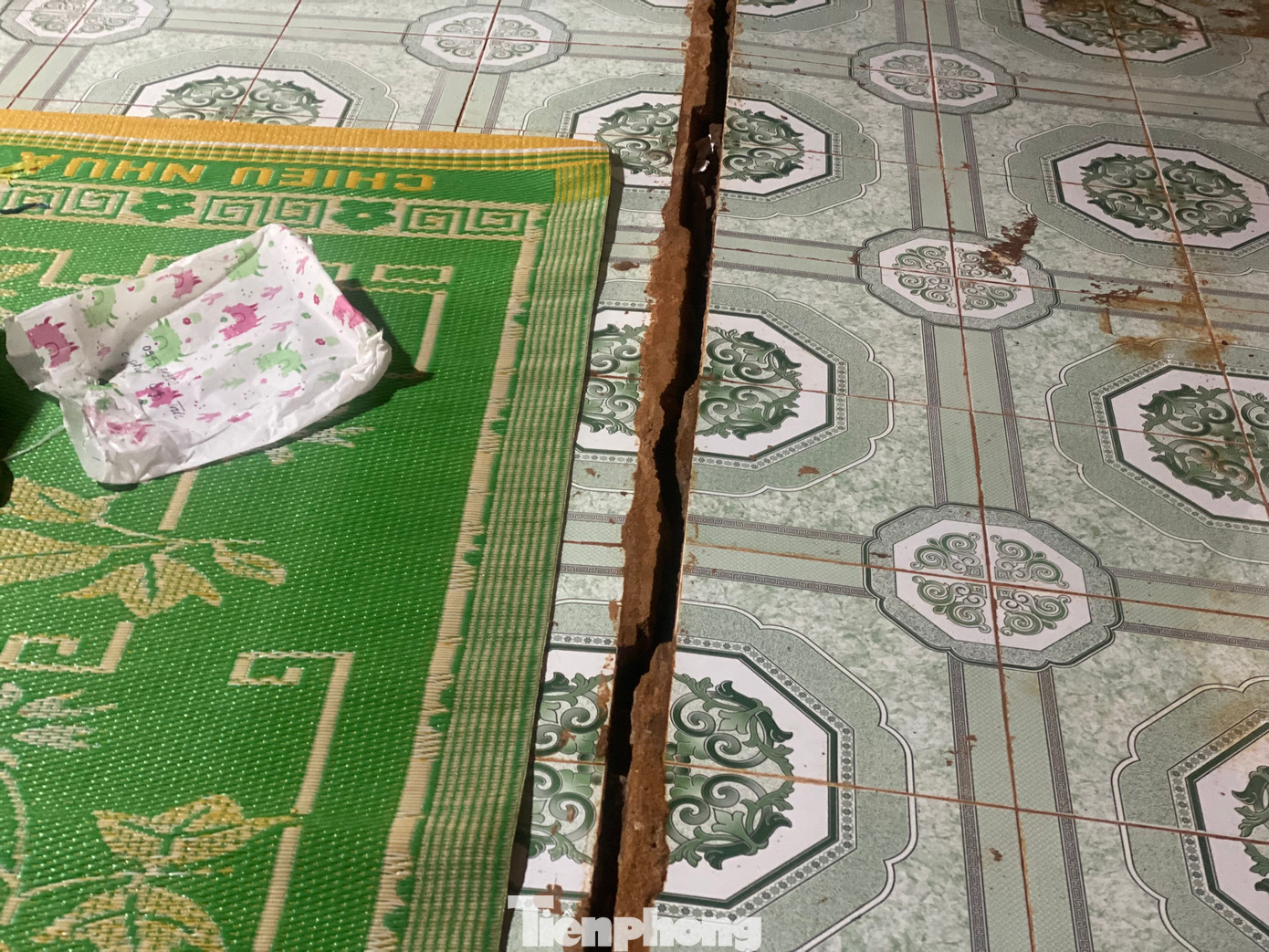 Nền nhà một hộ dân bị nứt