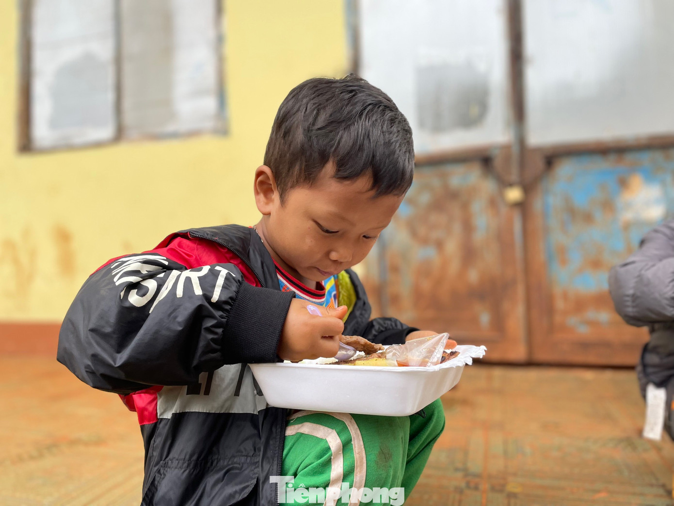 Gia đình quây quần ăn trưa cùng nhau. Các hộ dân bị ảnh hưởng còn lại đã vào nhà rẫy sống hoặc đến nhà người thân ở tạm.