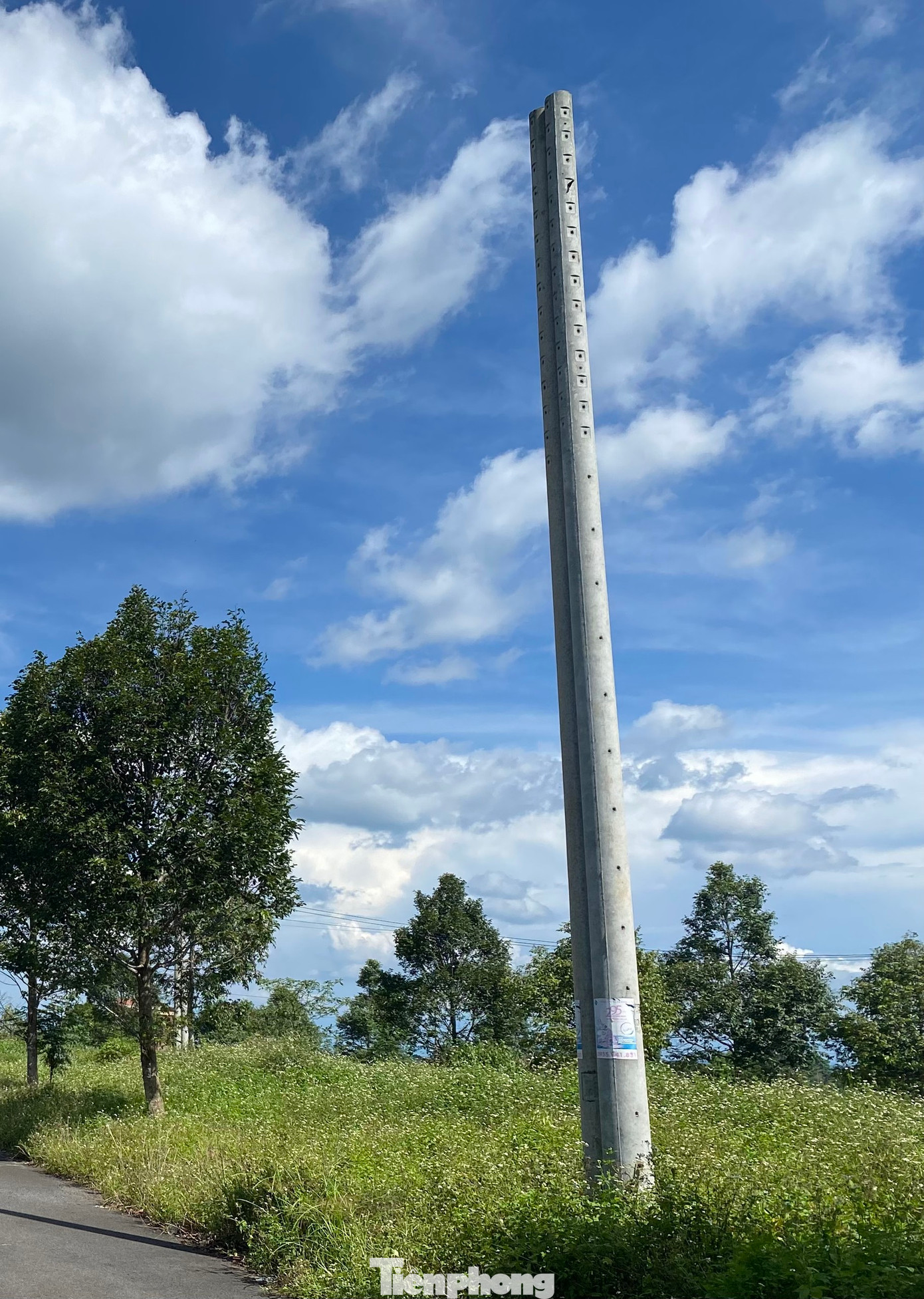 Cột điện "chống trời" vì chưa kéo đường dây