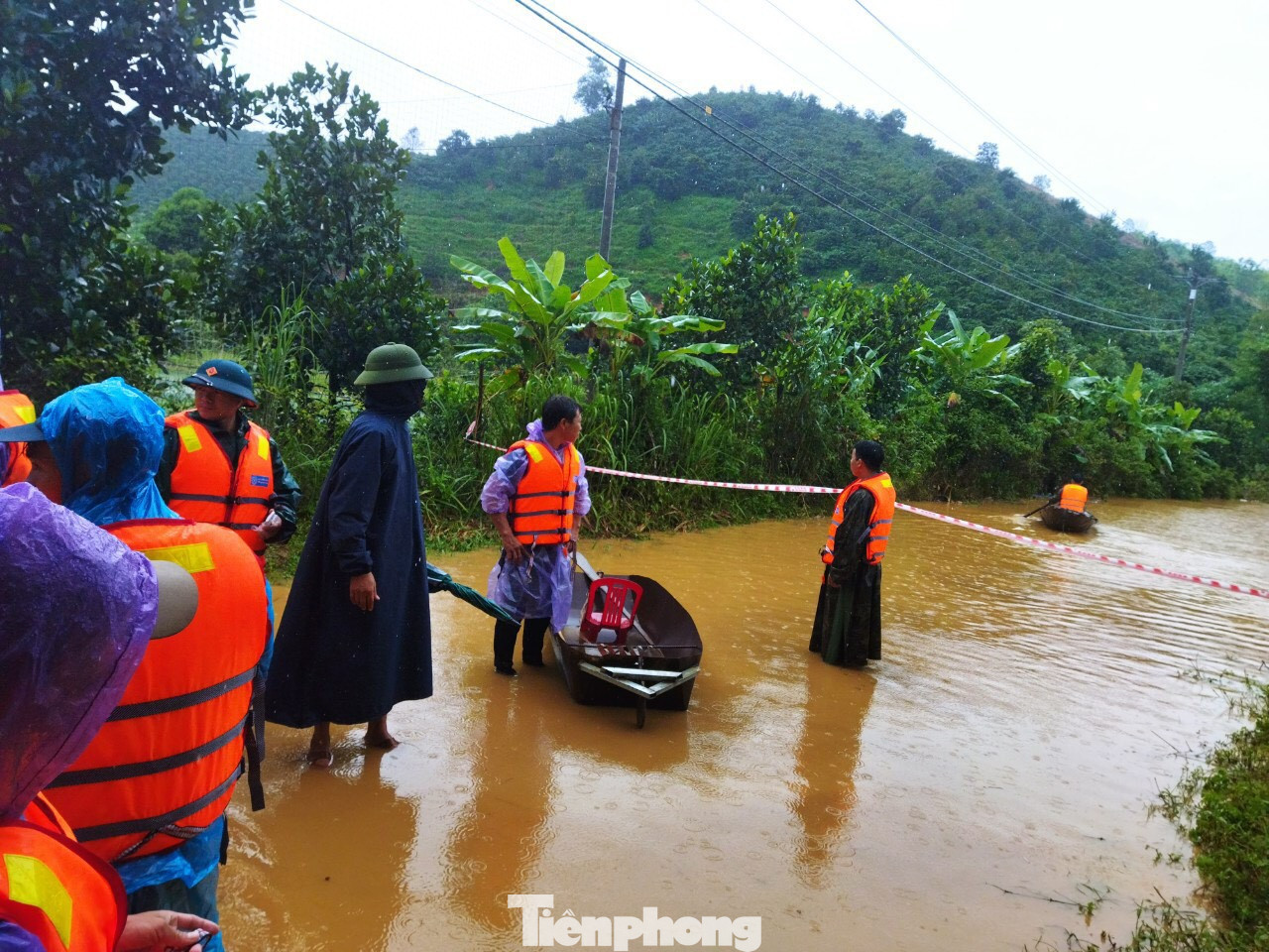 Lực lượng chức năng di chuyển bằng xuống để căng dây cảnh cáo khu vực nước sâu