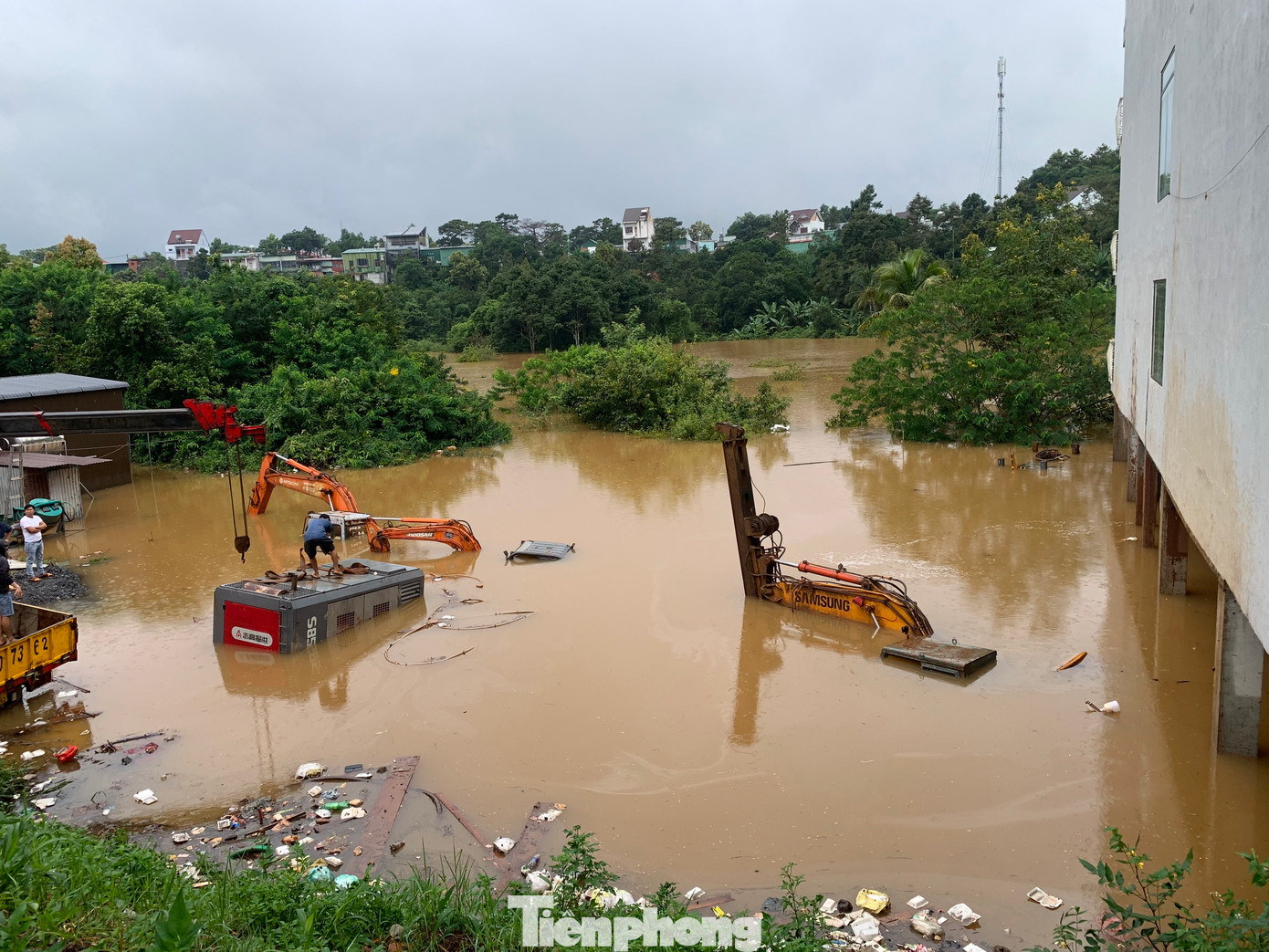 Tối 30/7, nước từ các con suối dâng cao khiến 3 máy múc và nhiều phương tiện của một Cty xây dựng đang thi công móng nhà cho một hộ dân ở tổ 1 (đường Tôn Đức Thắng, phường Nghĩa Trung,TP.Gia Nghĩa) bị nhấn chìm.