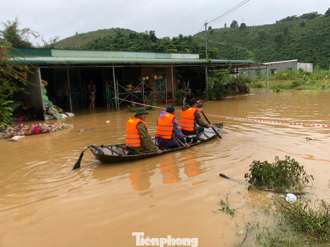 Lực lượng chức năng di chuyển bằng xuống để căng dây cảnh cáo khu vực nước sâu