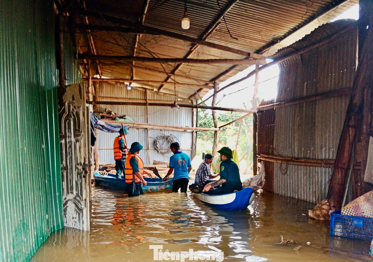 Lực lượng chức năng dùng thuyền để tiếp cận, đưa các hộ dân đến nơi an toàn