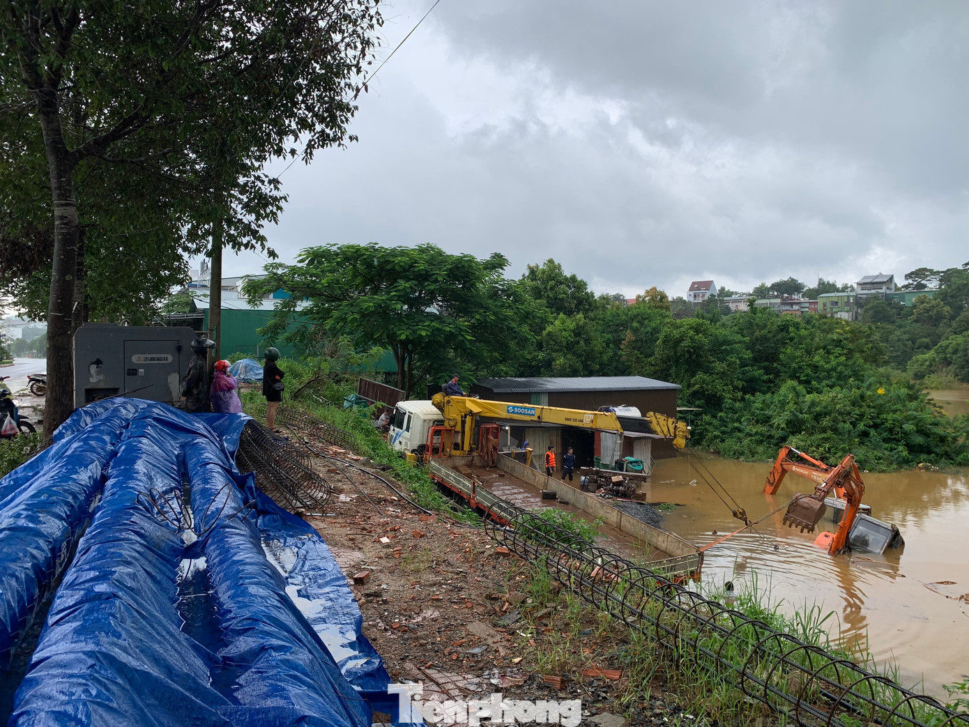Do điều kiện thời tiết không thuận lợi, việc trục vớt máy múc gặp nhiều khó khăn.