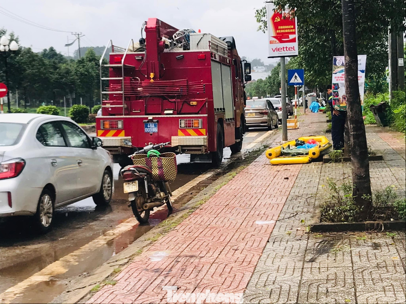 Đến sáng 31/7, lực lượng chức năng có mặt tại hiện trường để trục vớt 3 máy múc