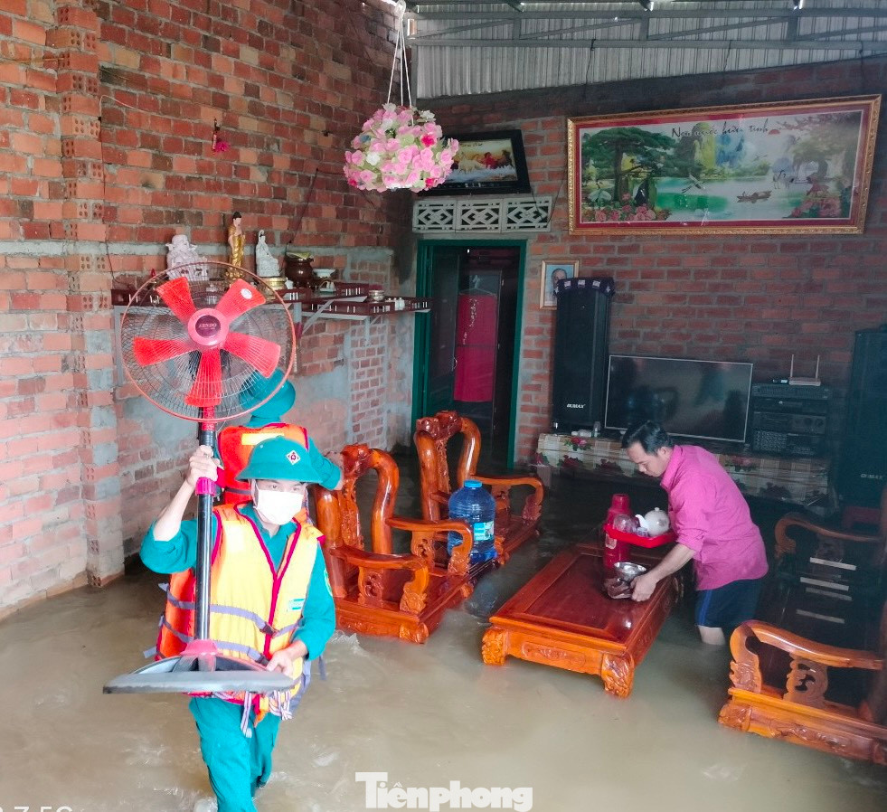 Di dời tài sản của người dân khỏi vùng ngập lụt