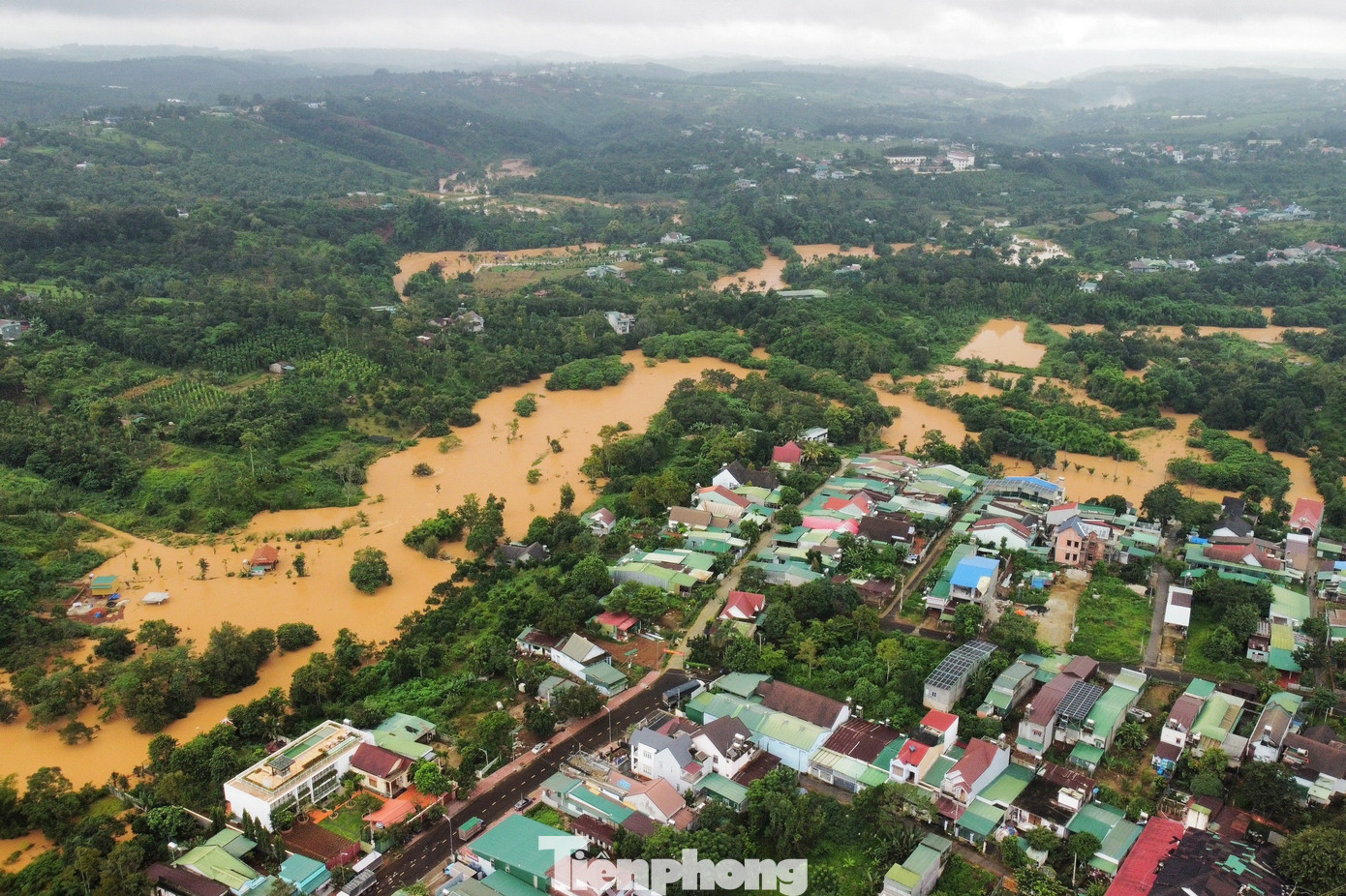 Mưa lớn kéo dài nhiều ngày qua, khiến cho lượng nước từ thượng nguồn chảy về, gây ngập lụt nhiều nơi ở TP.Gia Nghĩa (Đắk Nông).