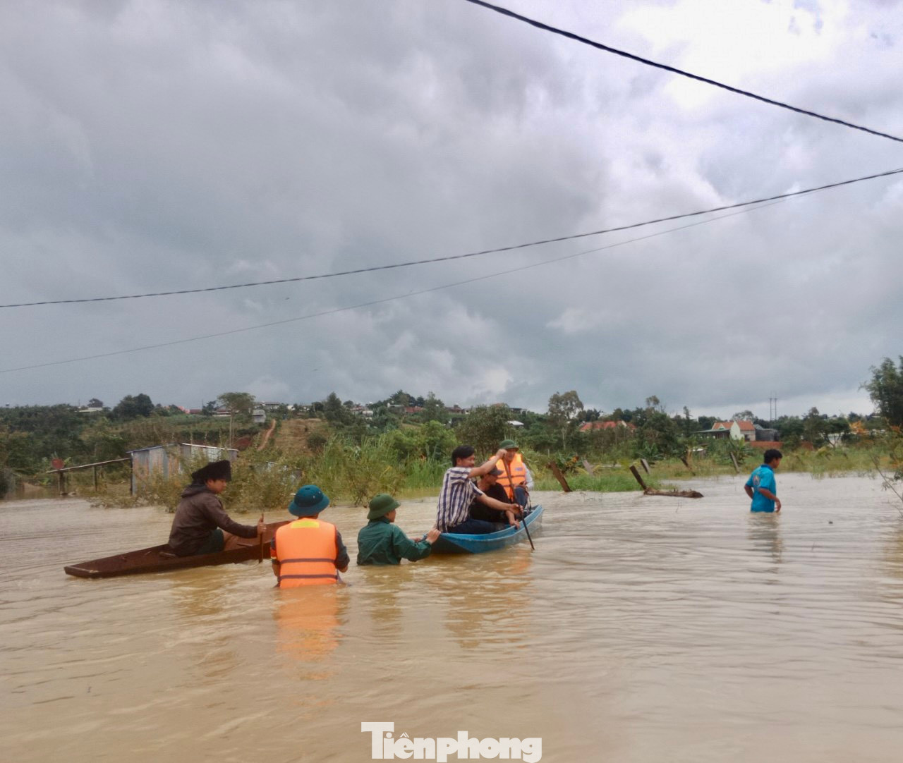 Người dân được chính quyền địa phương di dời đến vùng an toàn.