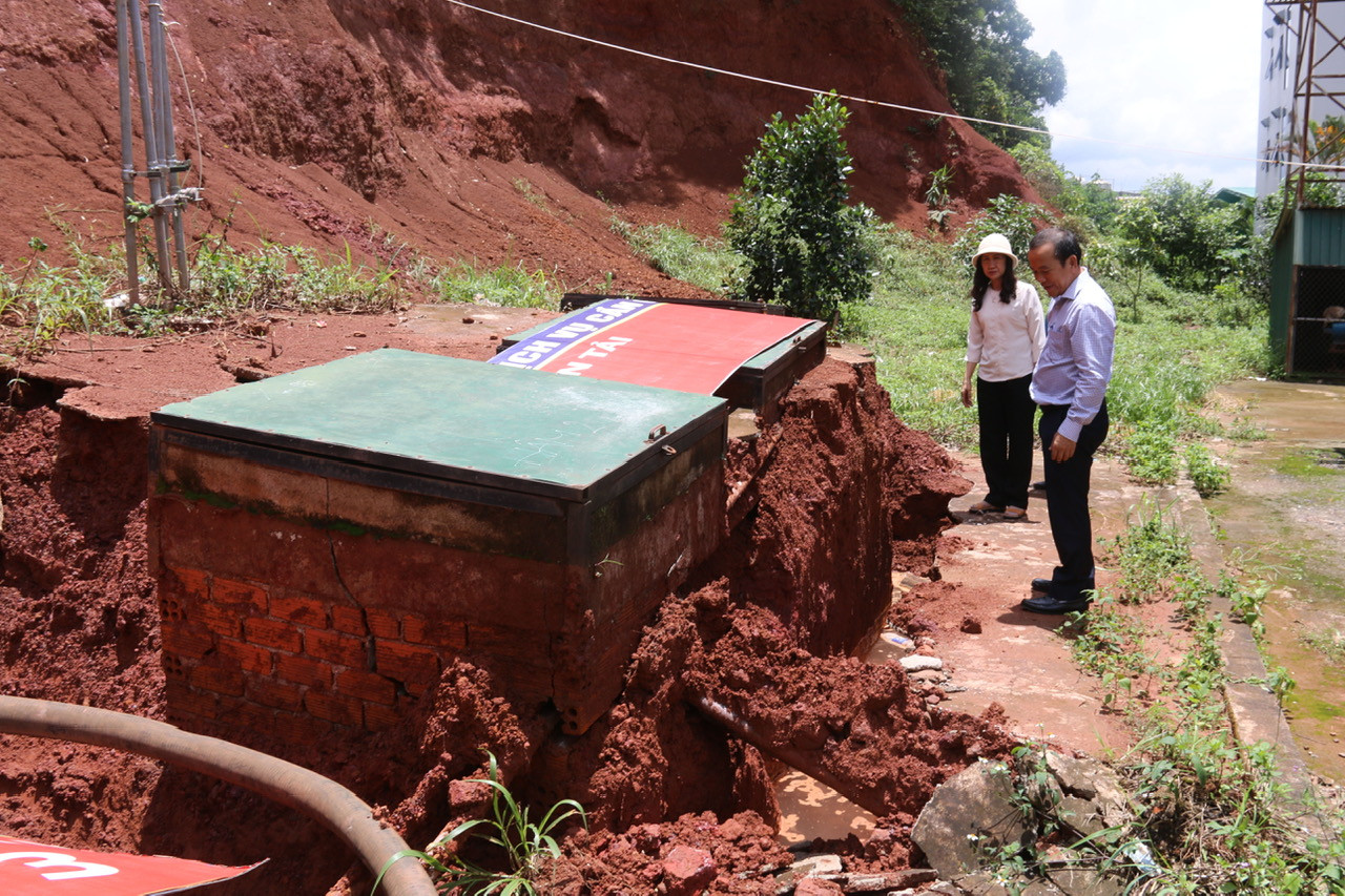 Lãnh đạo UBND tỉnh Đắk Nông kiểm tra hiện trường khu vực bồn chứa xăng bất ngờ nổi lên mặt đất