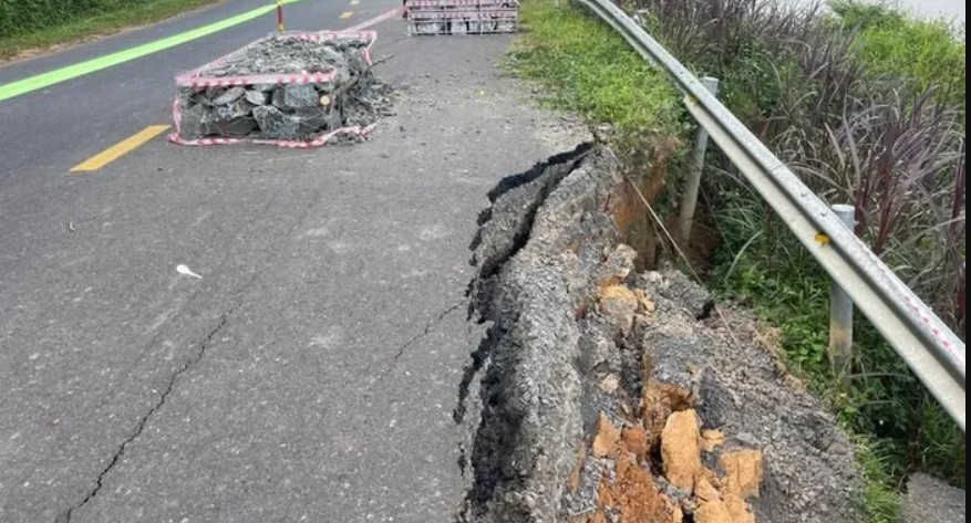 Xuất hiện một số vết nứt kéo dài gần tim đường Xuất hiện một số vết nứt kéo dài gần tim đường