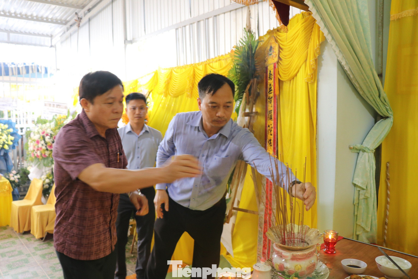 Đoàn công tác thăm viếng các nạn nhân.