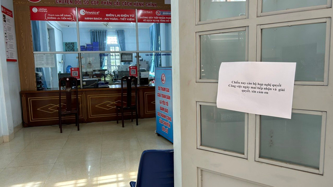 Phòng một cửa UBND xã Hòa Phú dán biển "họp nghị quyết" để nghỉ làm đi nhậu