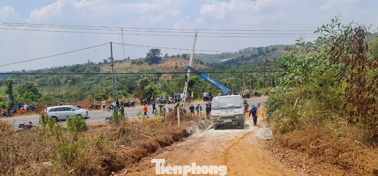 Rất đông người dân đến hiện trường theo dõi vụ việc Rất đông người dân đến hiện trường theo dõi vụ việc