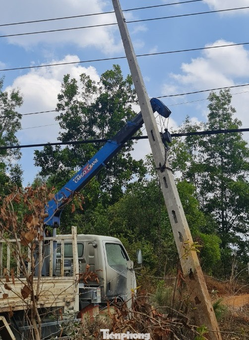 Ông L.T.A điều khiển cần cẩu di dời trụ cáp quang không may vướng vào dây diện Ông L.T.A điều khiển cần cẩu di dời trụ cáp quang không may vướng vào dây diện