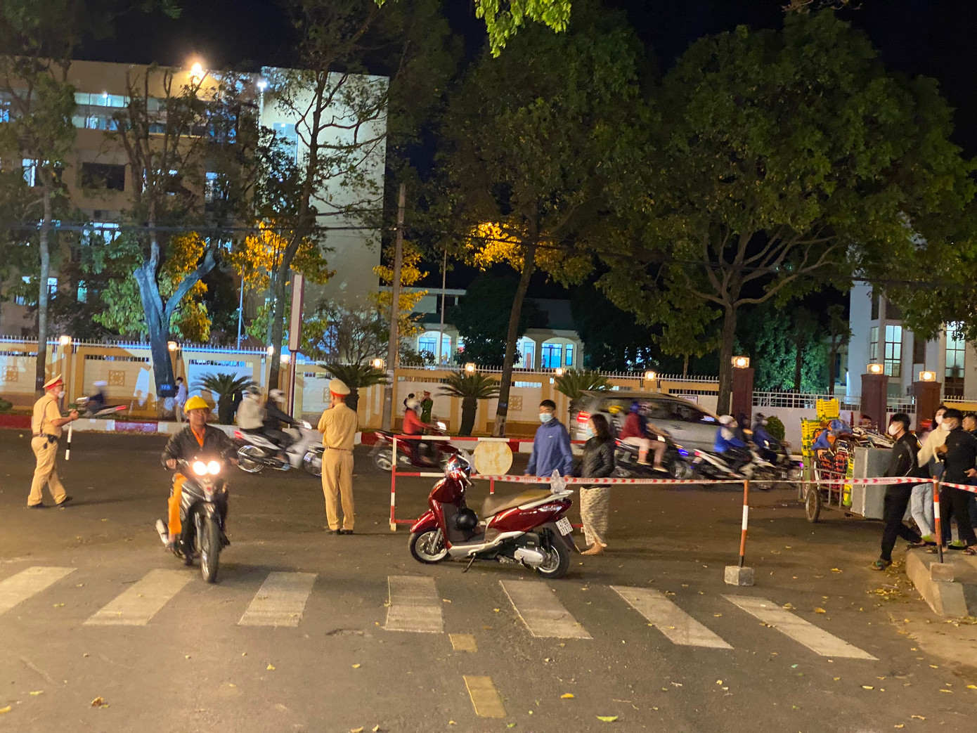 Lực lượng chức năng lập chốt, kéo rào chắn các phương tiện đi vào một số tuyến đường gần Quảng trường 10-3. Lực lượng chức năng lập chốt, kéo rào chắn các phương tiện đi vào một số tuyến đường gần Quảng trường 10-3.