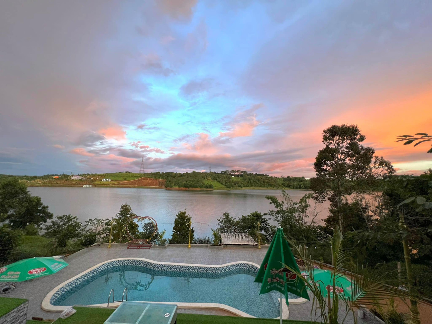 Theo xác minh của PV, anh C.T.A chỉ có 200m2 đất ở tại thửa đất số 53, tờ bản đồ số 3 nhưng đã xây bể bơi, nhà… trên đất nông nghiệp vượt hạn mức (rộng gần 100m2) tại thửa số 52, tờ bản đồ số 3.