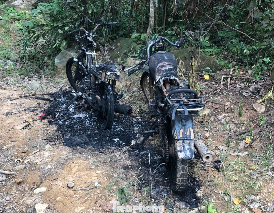Xe máy của nhân viên bảo vệ rừng bị đốt cháy