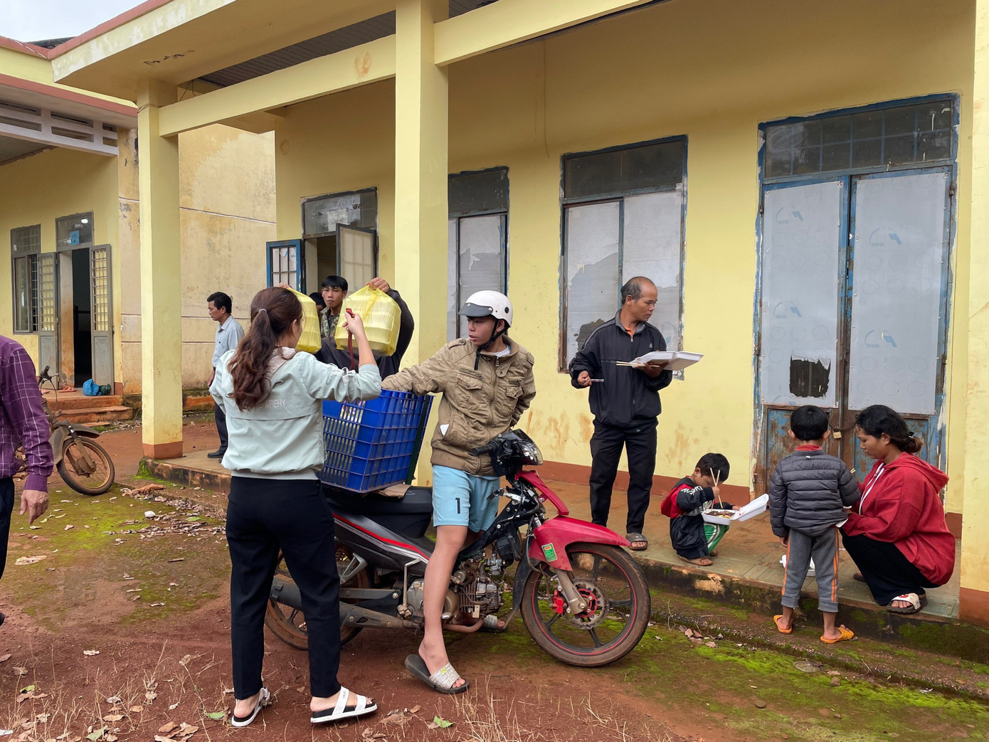 Nhằm động viên các hộ gia đình, UBND huyện Tuy Đức đã tặng hàng chục suất quà mong bà con nhân dân không hoang mang. Chính quyền địa phương cùng một số nhà hảo tâm còn nấu cơm tặng người dân những ngày đầu đến nơi tạm cư.