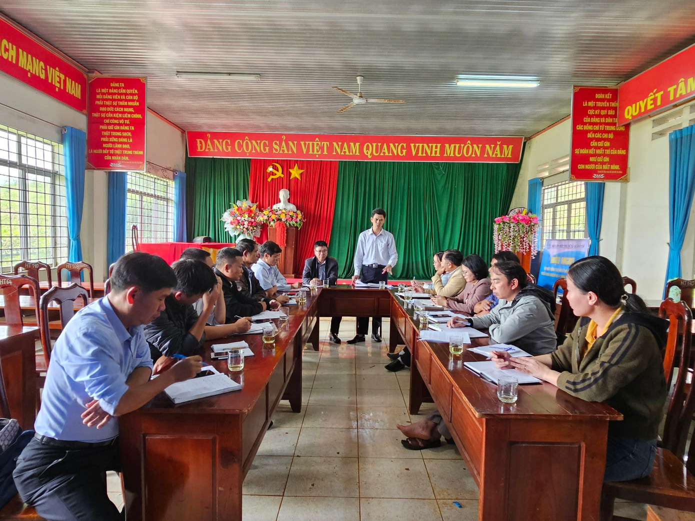 Viện Vệ sinh dịch tễ Tây Nguyên phối hợp với CDC Đắk Nông họp bàn về các trường hợp mắc bệnh dại tại xã Quảng Tân