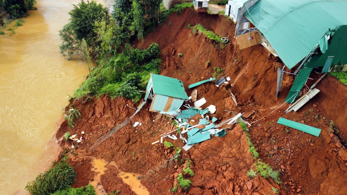 Một nhà dân bị ảnh hưởng, sạt xuống suối Đắk N&apos;Ting