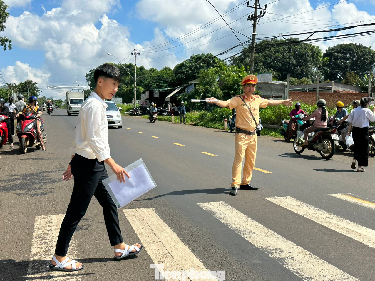 Hỗ trợ thí sinh qua đường an toàn.