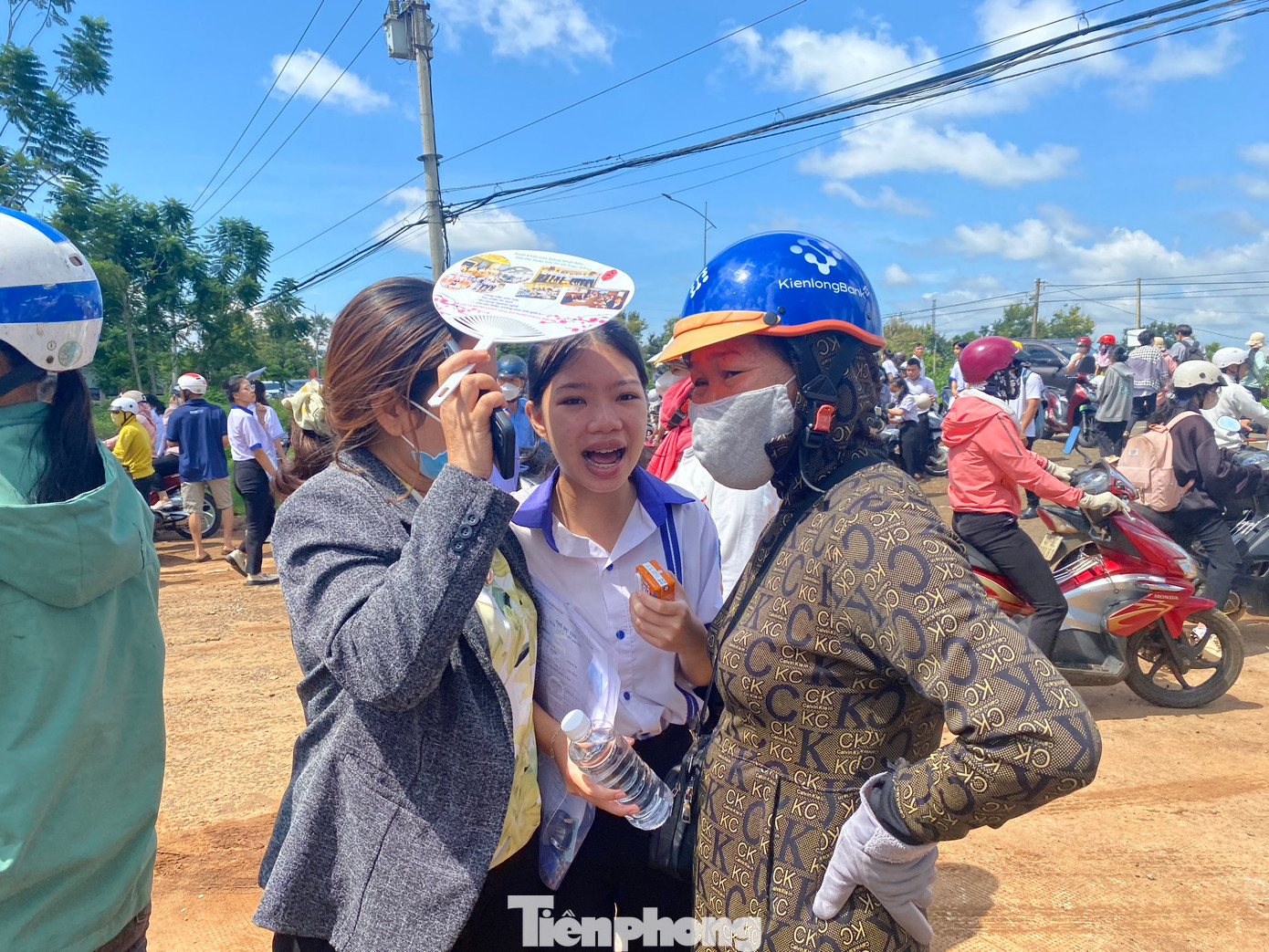 Các thí sinh bước ra khỏi phòng thi với tâm trạng phấn khởi sau khi hoàn thành tốt bài thi môn Ngữ Văn