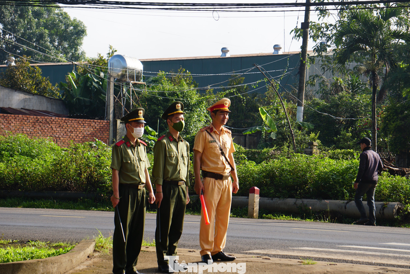 Sau vụ nổ súng tấn công trụ sở xã ở huyện Cư Kuin (Đắk Lắk), Ban Chỉ đạo thi đã phối hợp Công an tỉnh Đắk Lắk triển khai lực lượng bảo vệ vòng trong, vòng ngoài tại hai điểm thi trên địa bàn huyện cũng như tại 31 điểm thi khác trên toàn tỉnh.